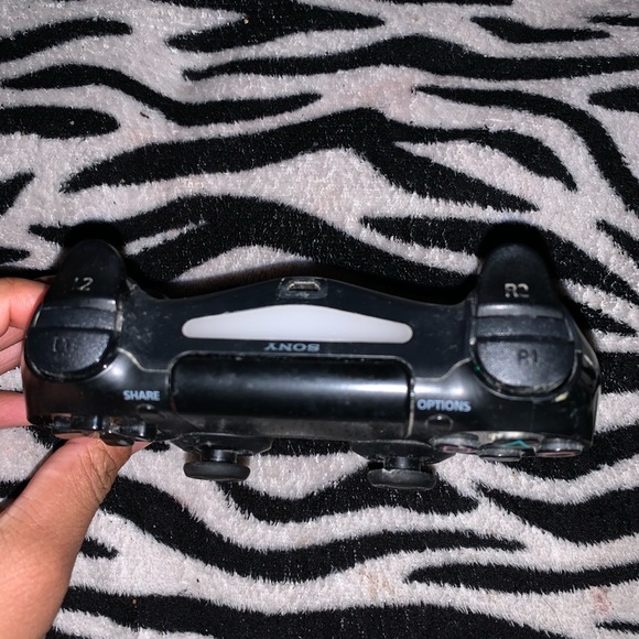 Ps4 controller ! - Picture 2 of 3